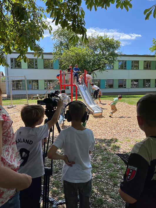 Kinder an der KAmera