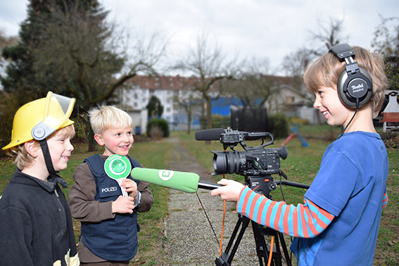 Drei Kinder mit Kamera und Mikrofon
