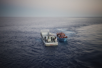 Flüchtlings- und Rettungsboot auf dem Meer