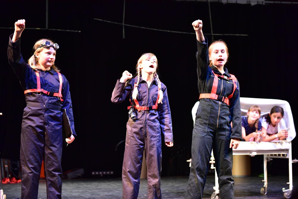Schülerinnen und Schüler auf der Bühne, Aufführung beim Hessischen Schultheatertreffen