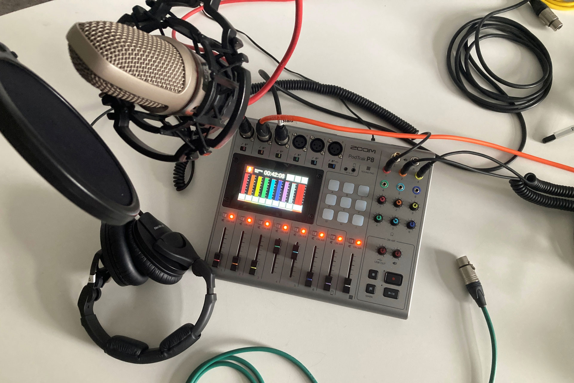 Podcast-Technik mit Mikrofon, Kopfhörer und Aufnahmegerät für Audioaufnahmen.