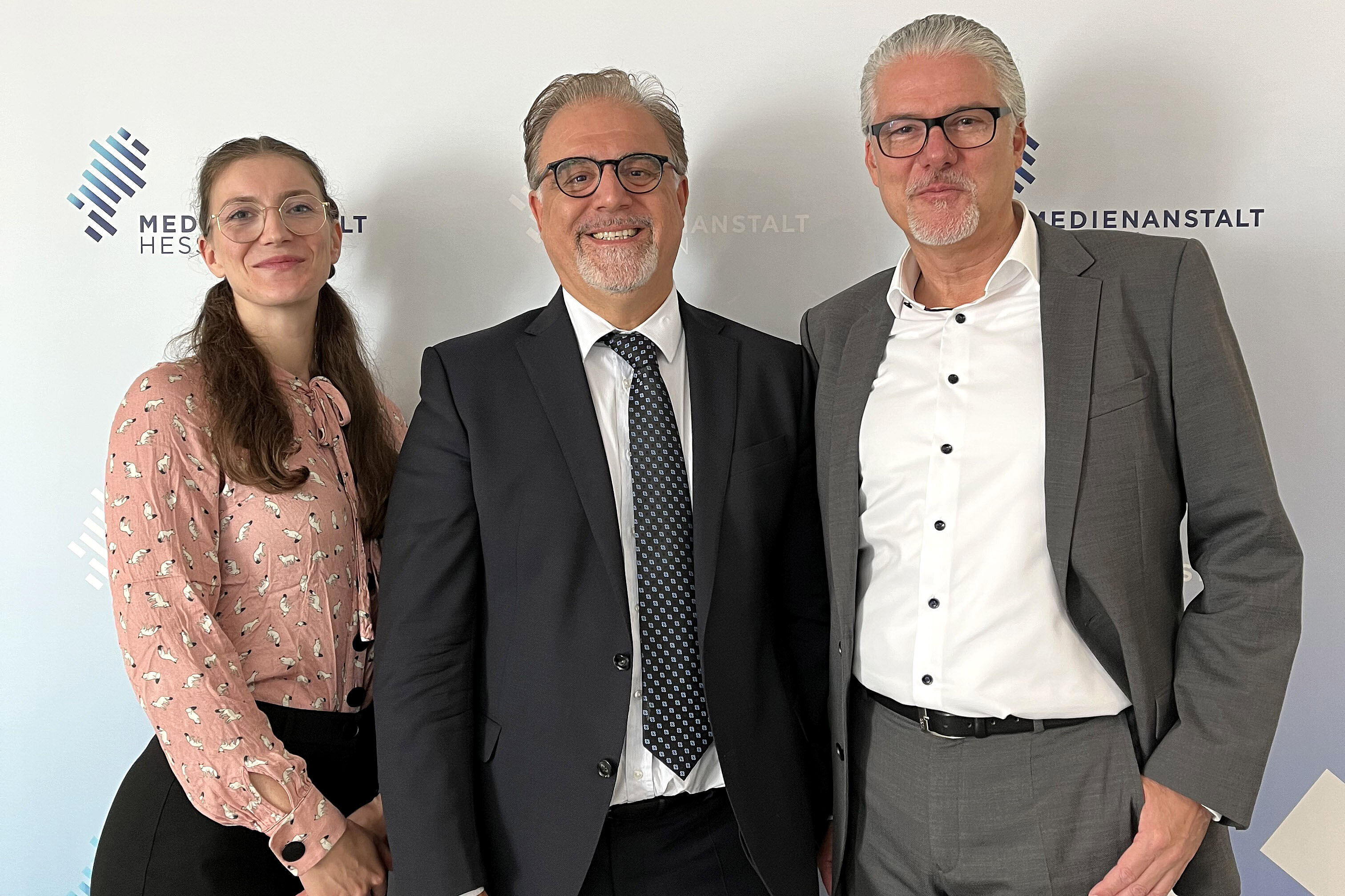 Tamer Ergün Yikici zu Gast in der Medienanstalt Hessen - v. l. n. r.: Kerstin Waldeck (stv. Direktorin, Medienanstalt Hessen), Tamer Ergün Yikici (Geschäftsführer, METROPOL FM GmbH), Prof. Dr. Murad Erdemir (Direktor, Medienanstalt Hessen)