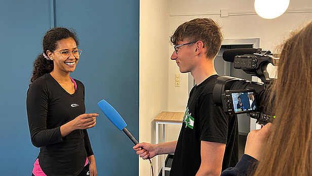 Junger Mann interviewt junge Frau