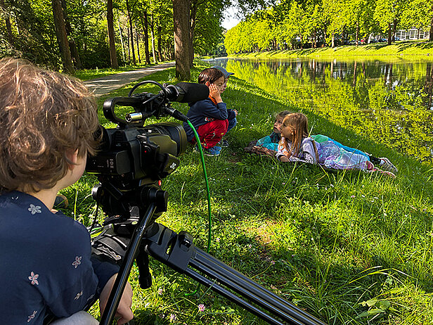 Kinder auf der Wiese mit Kamera
