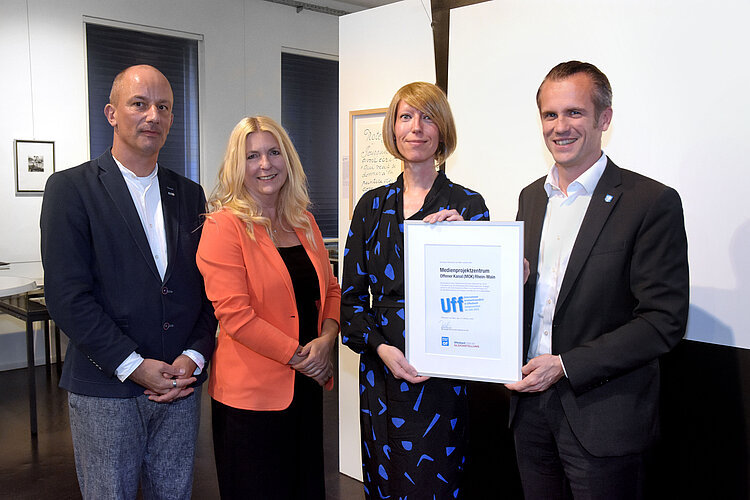 v.l.n.r.: Dirk Wolk-Pöhlmann (Leiter der Volkshochschule Offenbach), Gertrud Marx (Vorsitzende der Gleichstellungskommission, Stadt Offenbach am Main), Nadine Tepe (Leitung MOK Rhein-Main, Beauftragte für die MOK Hessen) und Dr. Felix Schwenke (Oberbürgermeister, Stadt Offenbach am Main)