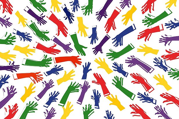 Bunt illustrierte Hände und Arme in Rot, Blau, Gelb, Grün und Violett strecken sich auf weißem Hintergrund aus allen Richtungen nach innen und bilden ein dynamisches, energiegeladenes Muster, das Vielfalt und Einheit repräsentiert.