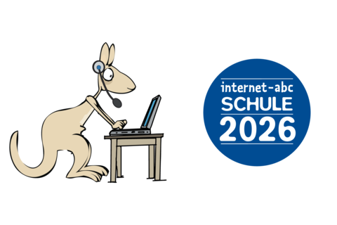 Ein Cartoon-Känguru, das ein Headset trägt, tippt auf einem Laptop an einem Tisch. Daneben ist ein blauer Kreis mit dem Text "Internet-ABC-Schule 2026" auf hellgrünem Hintergrund zu sehen.