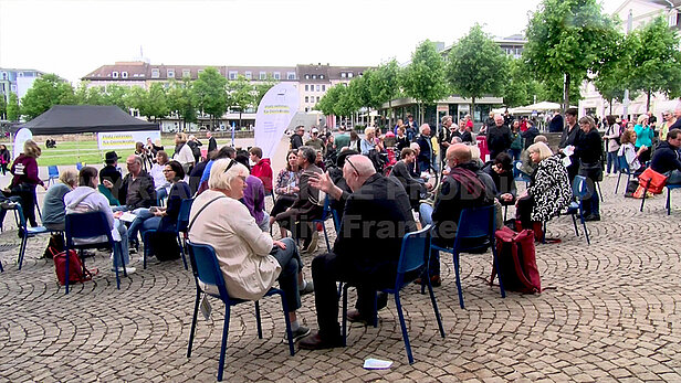 Menschen auf dem Kasseler Friedrichsplatz