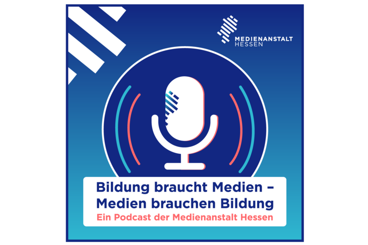 Ein weißes Mikrofonsymbol mit blauen und roten Schallwellen erscheint über dem deutschen Text: "Bildung braucht Medien - Medien brauchen Bildung. Ein Podcast der Medienanstalt Hessen" auf blauem Hintergrund.