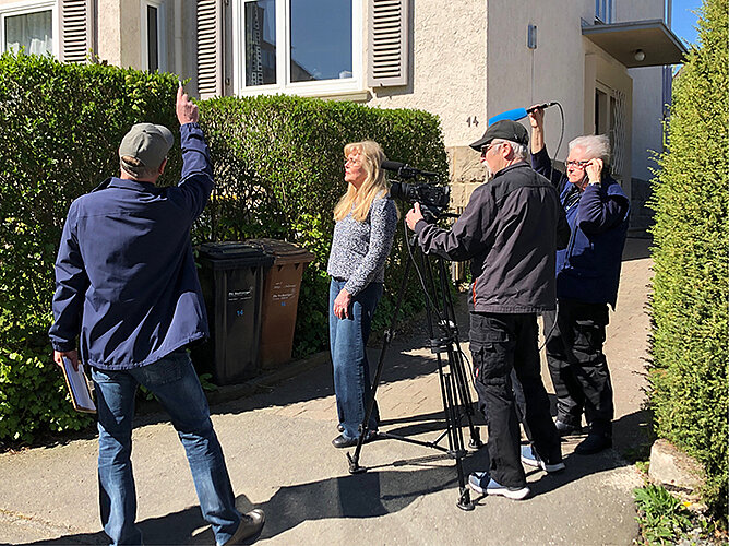Seniorinnen bei Dreharbeiten