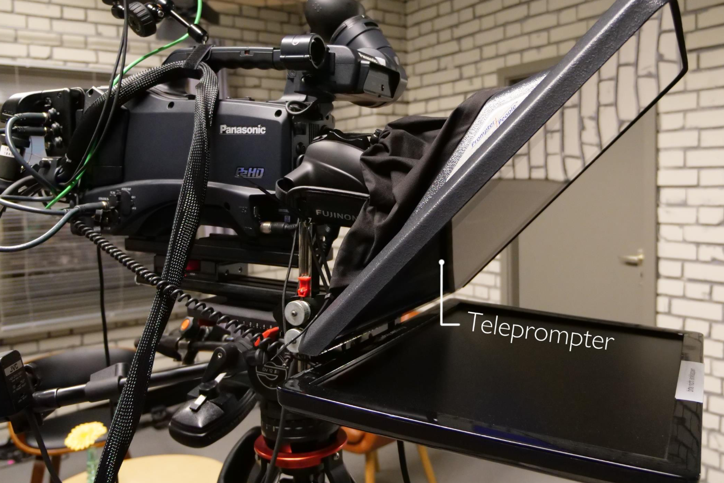 Teleprompter an Studio-Kamera montiert.