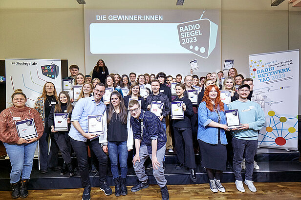 Gruppenfoto Gewinnerinnen und Gewinner des Radiosiegel 2023