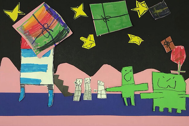 Collagenkunst für Kinder mit bunten Formen: eine große Figur mit Regenbogenstreifen, grün-weiße Ausschnitte, die Menschen und Tieren ähneln, und gelbe Sterne auf dunklem Hintergrund. Einige Figuren halten sich an den Händen und schaffen so eine verspielte Szene.