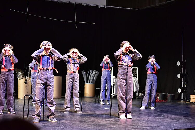 Schülerinnen und Schüler auf der Bühne, Aufführung beim Hessischen Schultheatertreffen