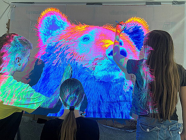 Kunstaktion mit Beamer