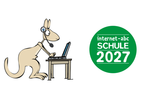 Ein Cartoon-Känguru, das ein Headset trägt, tippt auf einem Laptop an einem Tisch. Daneben ist ein grüner Kreis mit dem Text "Internet-ABC-Schule 2027" zu sehen.