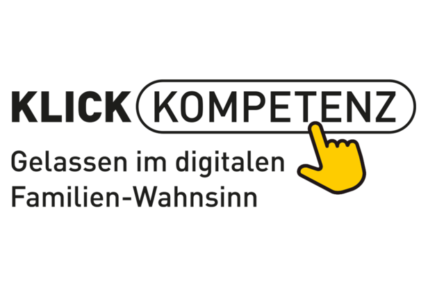 Textgrafik mit dem fettgedruckten Schriftzug "KLICK KOMPETENZ", mit "KOMPETENZ" in einem umrandeten Oval und einem darauf zeigenden gelben Handcursor. Darunter: "Gelassen im digitalen Familien-Wahnsinn".
