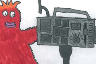 Medienkompetenz- Maskottchen Schlundz an der Kamera.