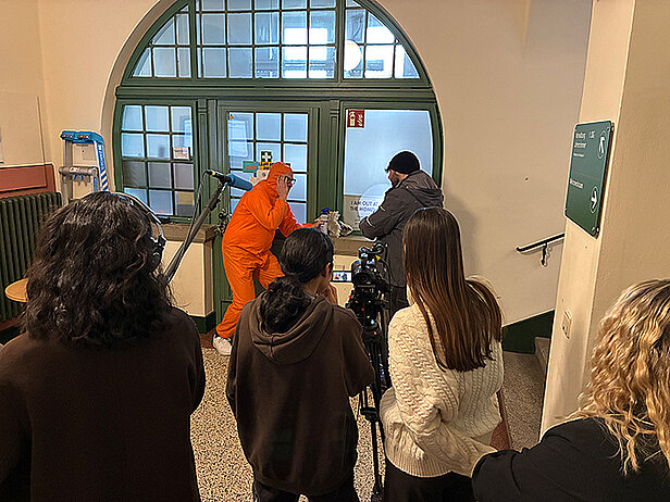 Schülerinnen und Schüler bei Dreharbeiten