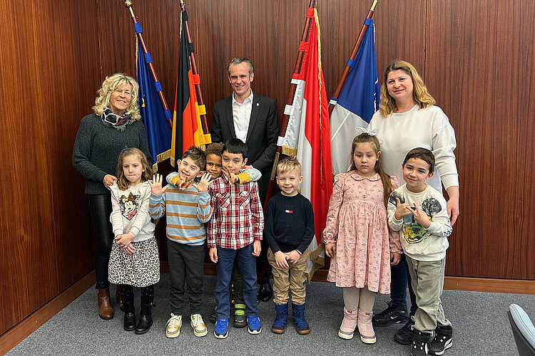 Gruppenfoto: Oberbürgermeister Dr. Felix Schwenke mit Kita-Kindern und zwei Begleiterinnen im Rathaus.