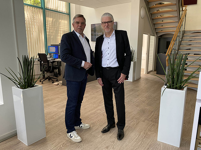 Eberhard Volk (l.) begrüßt Prof. Dr. Murad Erdemir (r.) im Studio Nordhessen von „RTL Hessen“ in Kassel