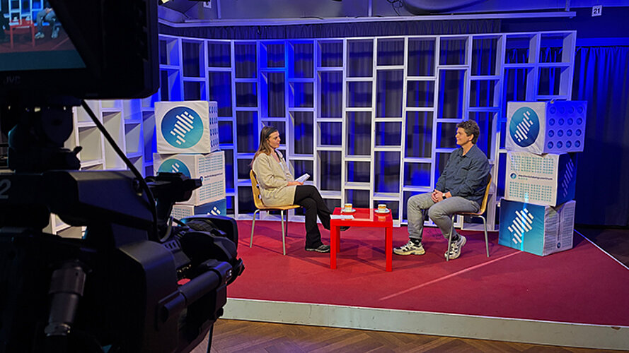 Studiosituation mit zwei Gästen