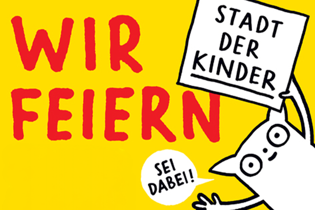 Eine Cartoon-Katze hält ein Schild mit der Aufschrift "Stadt der Kinder" über ihren Kopf. In fetter roter Schrift steht "WIR FEIERN" und in einer Sprechblase neben der Katze steht "SEI DABEI!!!" auf leuchtend gelbem Hintergrund.