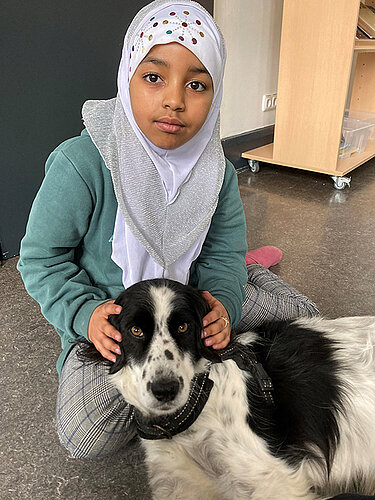 Mädchen mit Hund