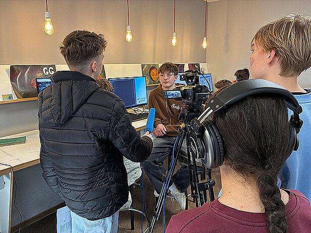 Jungen Menschen bei einem Videodreh