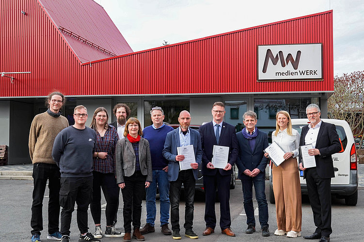 v.l.n.r.: Kevin Hupfeld (medienWERK), Manuel Marr (medienWERK), Marie Hahs (medienWERK), Nils Kastenhuber (medienWERK), Sabine Wilke (Verein für Regionalentwicklung Werra-Meißner e.V.), Kai Siebert (Jugendförderung Werra-Meißner-Kreis), Martin Otremba (medienWERK), Bürgermeister Frank Koch (Waldkappel), Dirk Rudolph (Leiter des Medienzentrums Werra-Meißner-Kreis), Landrätin Nicole Rathgeber (Werra-Meißner-Kreis) und Prof. Dr. Murad Erdemir (Direktor der Medienanstalt Hessen)