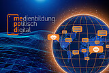 Eine digitale Illustration mit einem Globus aus orangefarbenen Linien vor blauem Hintergrund. Sprechblasen und „News“-Symbole sind über den Globus verteilt. Links wird der Text „medienbildung politisch digital“ angezeigt.