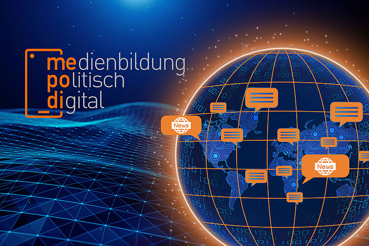 Eine digitale Illustration mit einem Globus aus orangefarbenen Linien vor blauem Hintergrund. Sprechblasen und „News“-Symbole sind über den Globus verteilt. Links wird der Text „medienbildung politisch digital“ angezeigt.