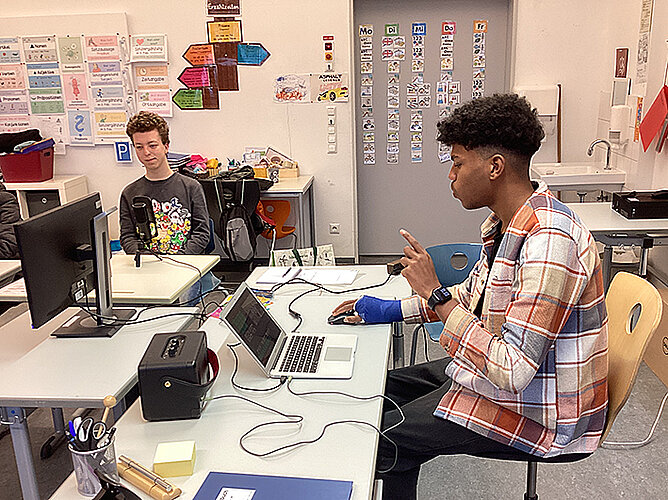 Jugendliche erstellen einen Podcast