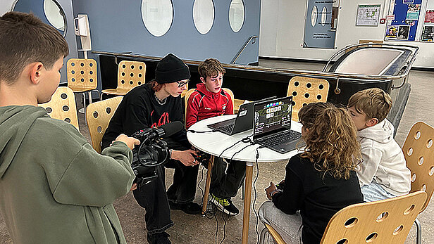 Jugendliche planen ein Videospiel