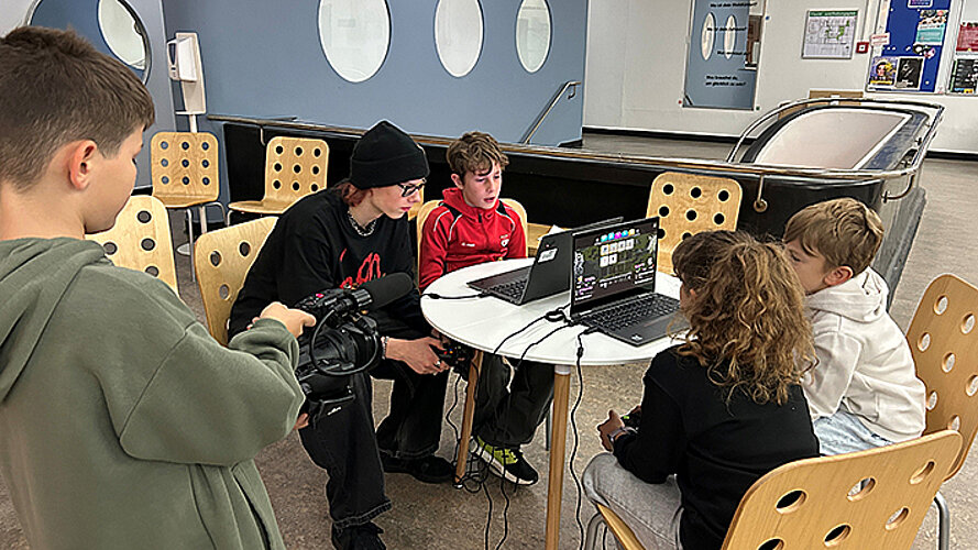 Jugendliche planen ein Videospiel