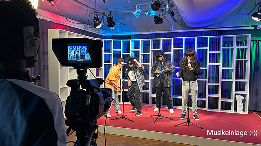 Vier Jungs imitieren eine Musikband