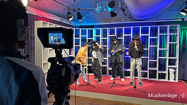 Vier Jungs imitieren eine Musikband