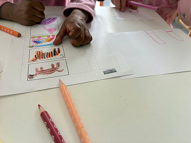 Kinder malen ein Storyboard