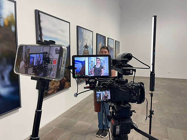 Mädchen mit eienr Kamera im Fridericianum