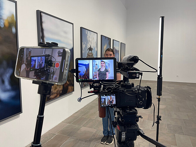 Mädchen mit eienr Kamera im Fridericianum