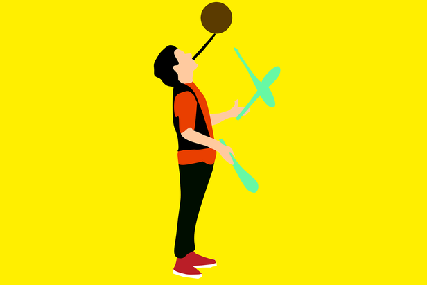 Eine Person, die mit zwei Keulen jongliert und dabei einen Ball auf einem Stock balanciert, den sie im Mund hält, vor einem leuchtend gelben Hintergrund.