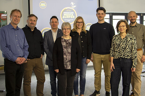 Mitglieder der Jury: v.l.n.r.: Michael Krüger (Medienzentrum Heppenheim), Mirko Pohl (Niedersächsische Landesmedienanstalt), Roland Lehmann (Radio TEDDY), Ursula Pöhlig (Versammlung der Medienanstalt Hessen), Sandra Bischoff (Medienanstalt Hessen), Max Schaffer (Hessische Lehrkräfteakademie), Valerie Schaub (Hessische/Niedersächsische Allgemeine), Markus Pleimfeldner (Hessische Lehrkräfteakademie)