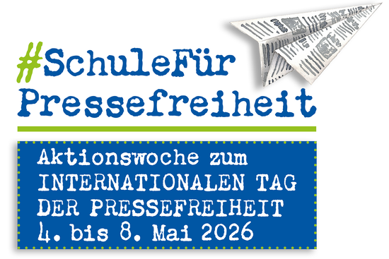 Textgrafik mit einem Papierflugzeug und den Worten: "#SchuleFürPressefreiheit. Aktionswoche zum Internationalen Tag der Pressefreiheit 4. bis 8. Mai 2026" in blauer und grüner Schrift auf weißem Hintergrund.