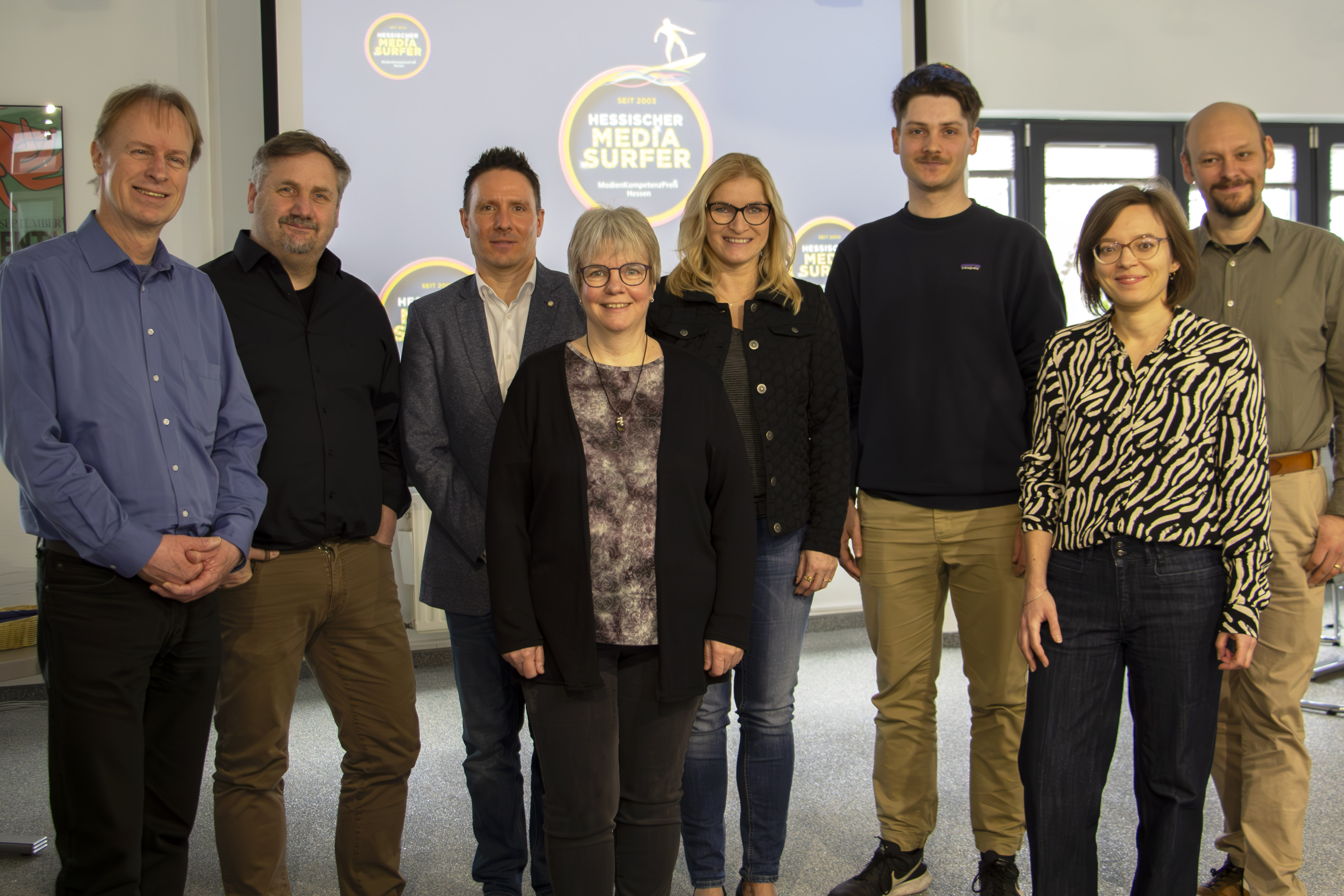 Mitglieder der Jury: v.l.n.r.: Michael Krüger (Medienzentrum Heppenheim), Mirko Pohl (Niedersächsische Landesmedienanstalt), Roland Lehmann (Radio TEDDY), Ursula Pöhlig (Versammlung der Medienanstalt Hessen), Sandra Bischoff (Medienanstalt Hessen), Max Schaffer (Hessische Lehrkräfteakademie), Valerie Schaub (Hessische/Niedersächsische Allgemeine), Markus Pleimfeldner (Hessische Lehrkräfteakademie)