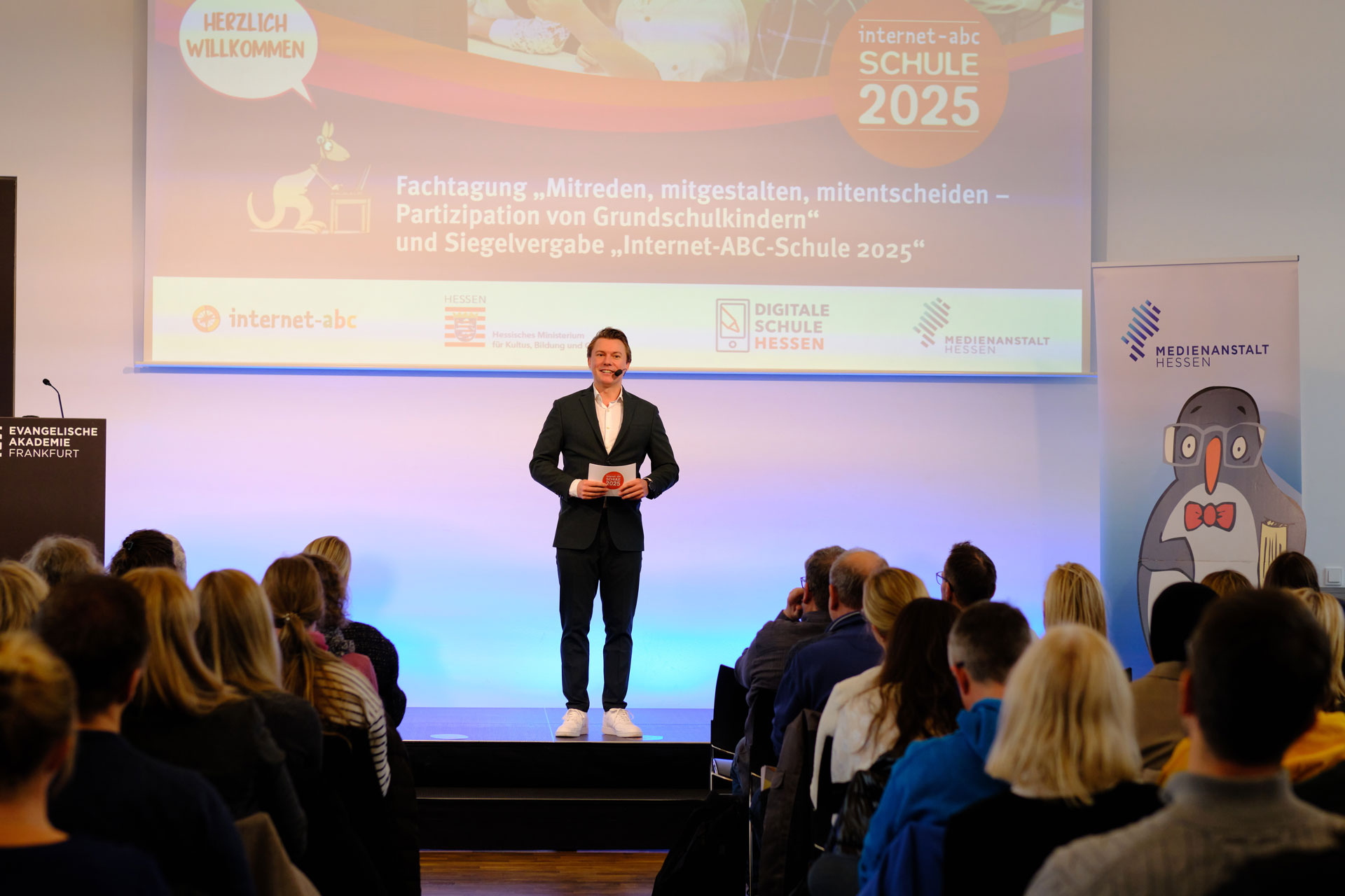 Begrüßung und Programmüberblick durch Felix Schneider (Moderator) zum Auftakt der Veranstaltung