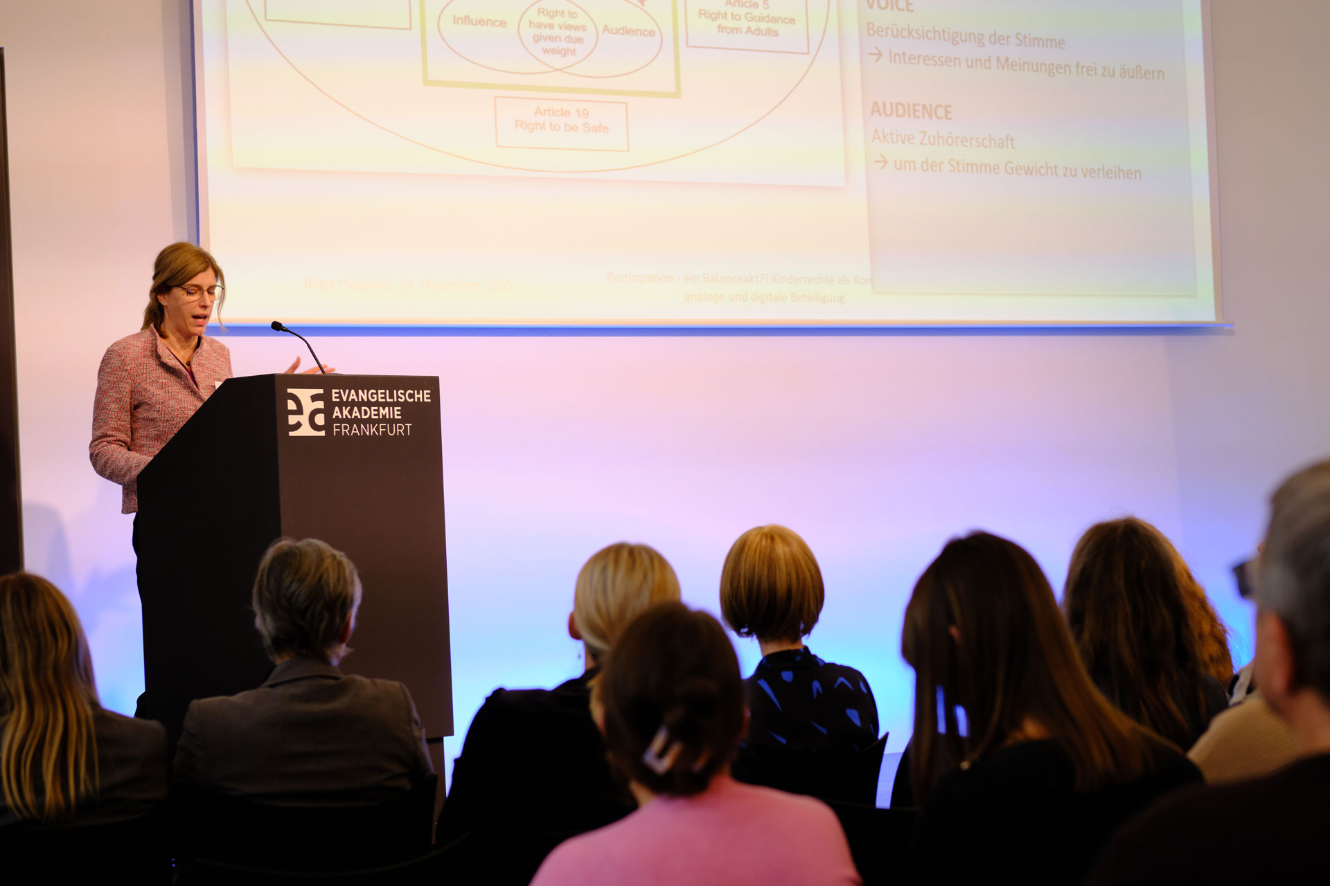 Vortrag von Prof. Dr. Birgit Hüpping zum Thema „Partizipation – ein Balanceakt?! Kinderrechte als Kompass für analoge und digitale Beteiligung“