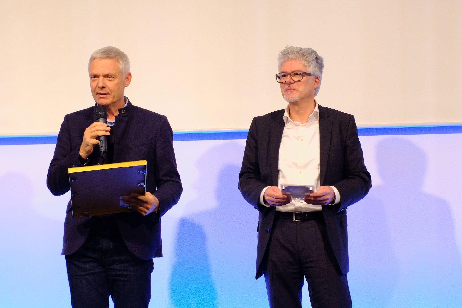 Dr. Manuel Lösel (Staatssekretär im Hessischen Ministerium für Kultus, Bildung und Chancen) und Prof. Dr. Murad Erdemir (Direktor der Medienanstalt Hessen) überreichten die Goldenen Siegel Internet-ABC Schule.