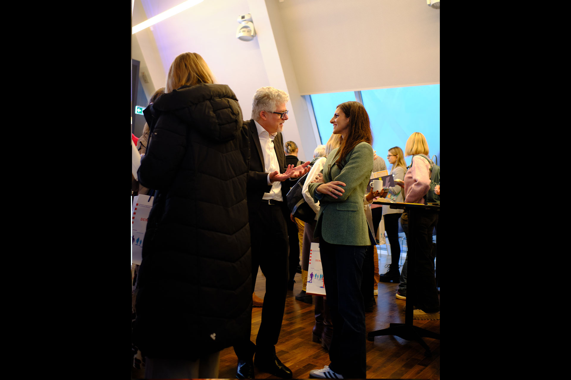 Prof. Dr. Murad Erdemir im Gespräch mit Evelyn Metz (Hessisches Ministerium für Kultus, Bildung und Chancen)